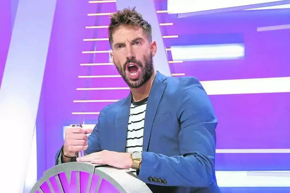Egoitz Txurruka amb barba i jaqueta blava mostrant una expressió de sorpresa en un plató de televisió amb fons morat Egoitz Txurruka amb barba i jaqueta blava mostrant una expressió de sorpresa en un plató de televisió amb fons morat