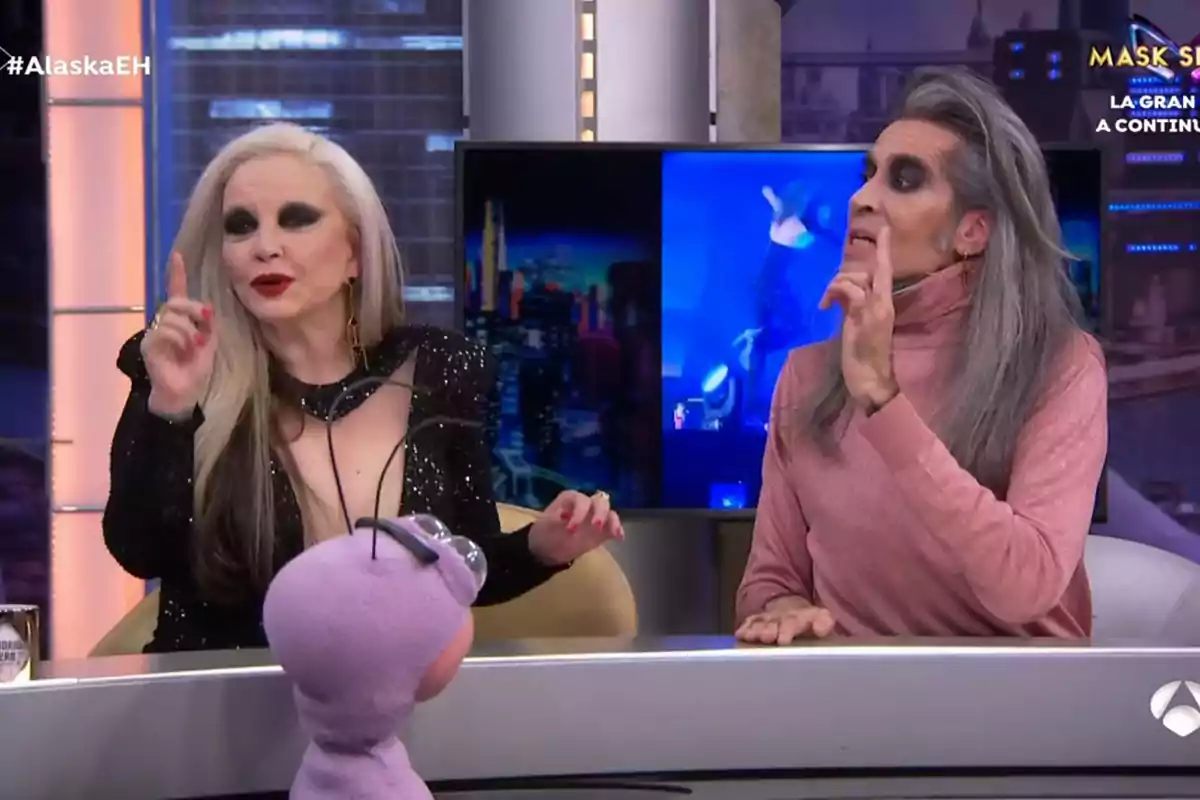 Alaska i Mario Vaquerizo conversant a 'El Hormiguero' amb un ninot a taula.