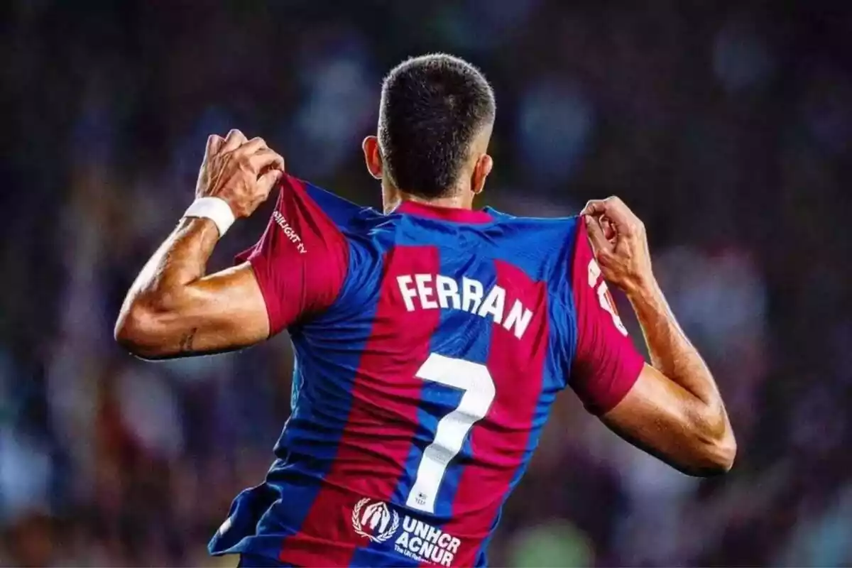 El-jugador-del-barça-Ferran-Torres-despatlles-en-un-partit-ensenyant-la seva-samarreta
