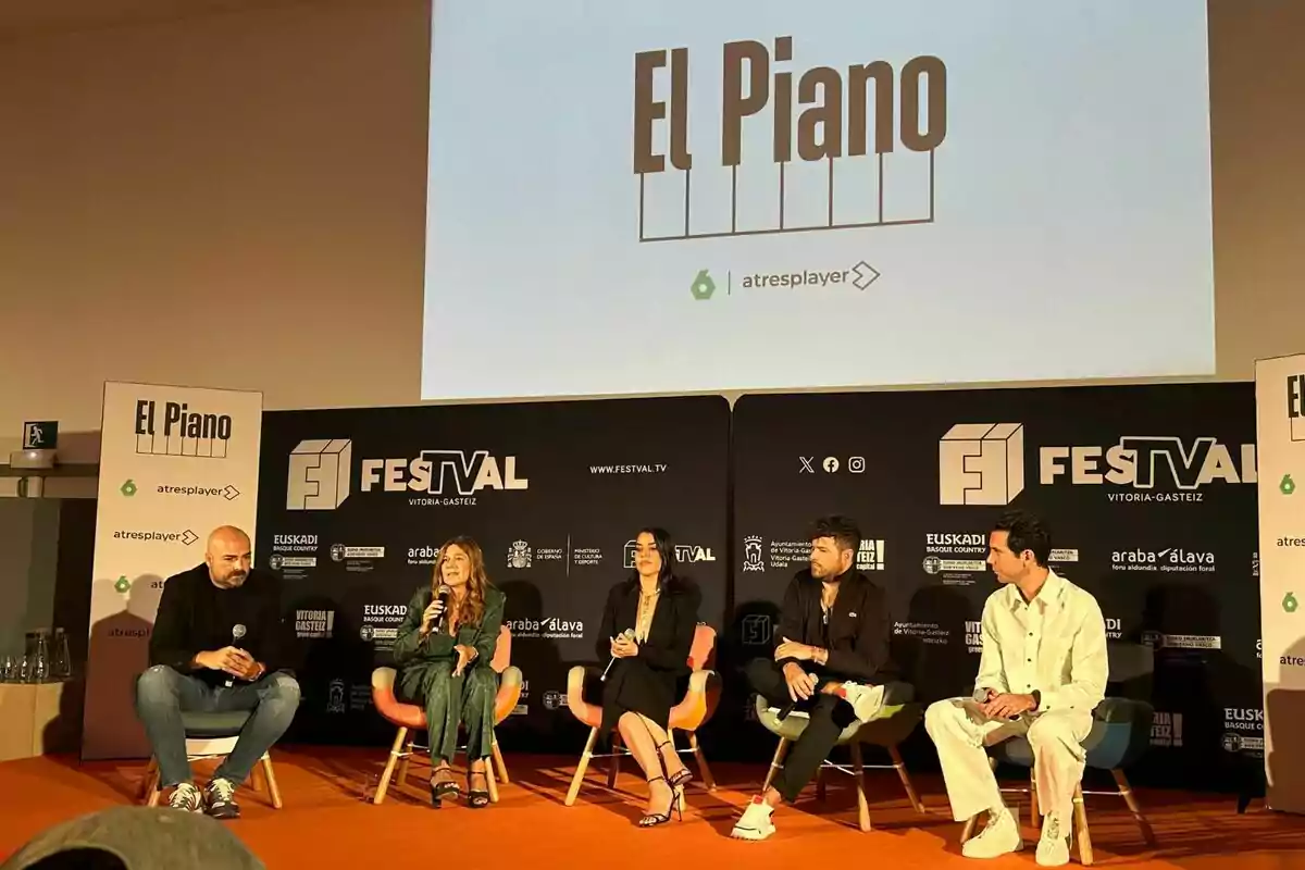 Ruth Lorenzo, Pablo López i Mika estan assegudes en un escenari durant la roda de premsa d'El Piano al FesTVal de Vitòria-Gasteiz, amb un fons que mostra els logotips d'atresplayer i altres patrocinadors.