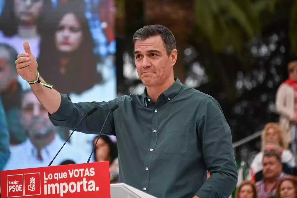 Pedro Sánchez en un acte electoral del PSOE amb rostre de preocupació