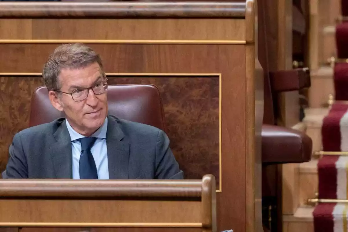 El president del PP, Alberto Núñez Feijóo assegut al congrés amb expressió seriosa