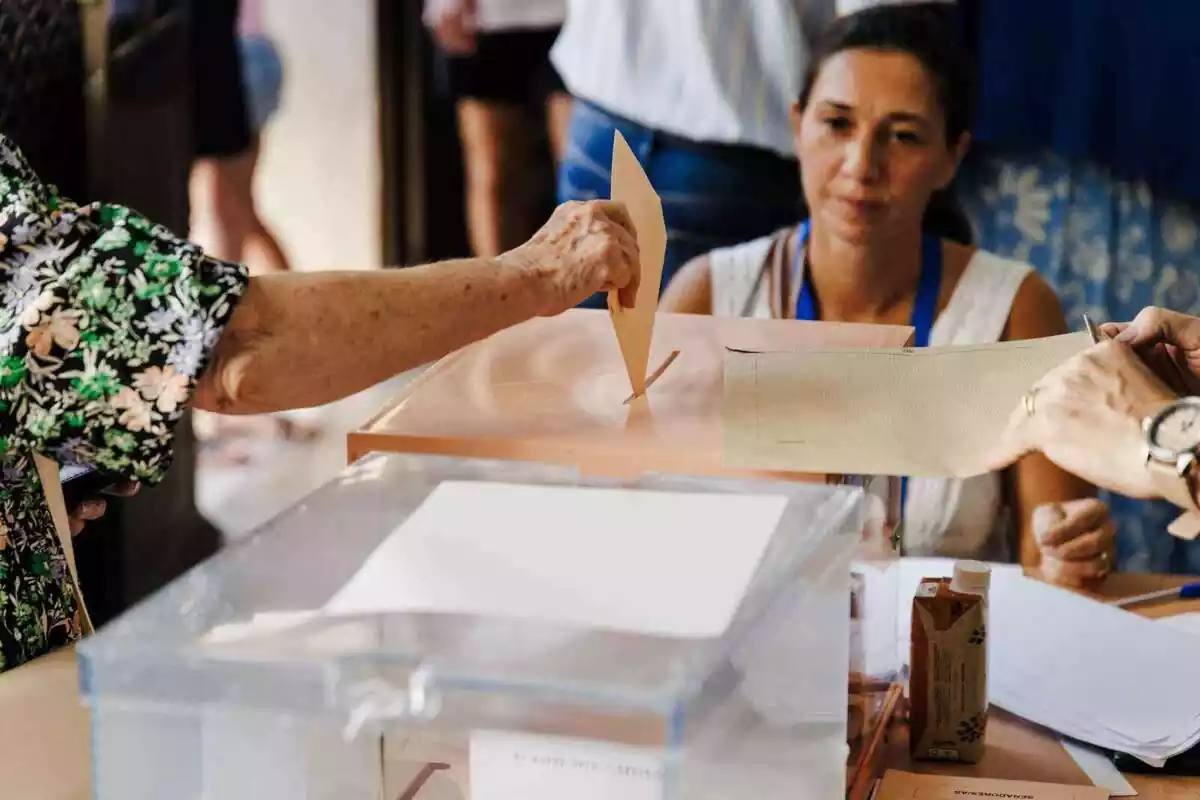Imatge d'una dona votant en un col·legi electoral a les eleccions generals d'aquest 23 de juliol