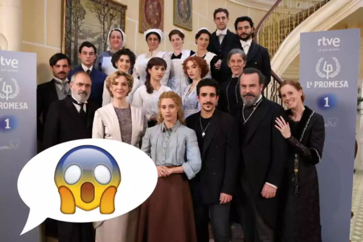 Plànol general del grup d'actors i actrius que protagonitzen la sèrie de TVE 'La Promesa' amb un emoji de sorpresa al costat