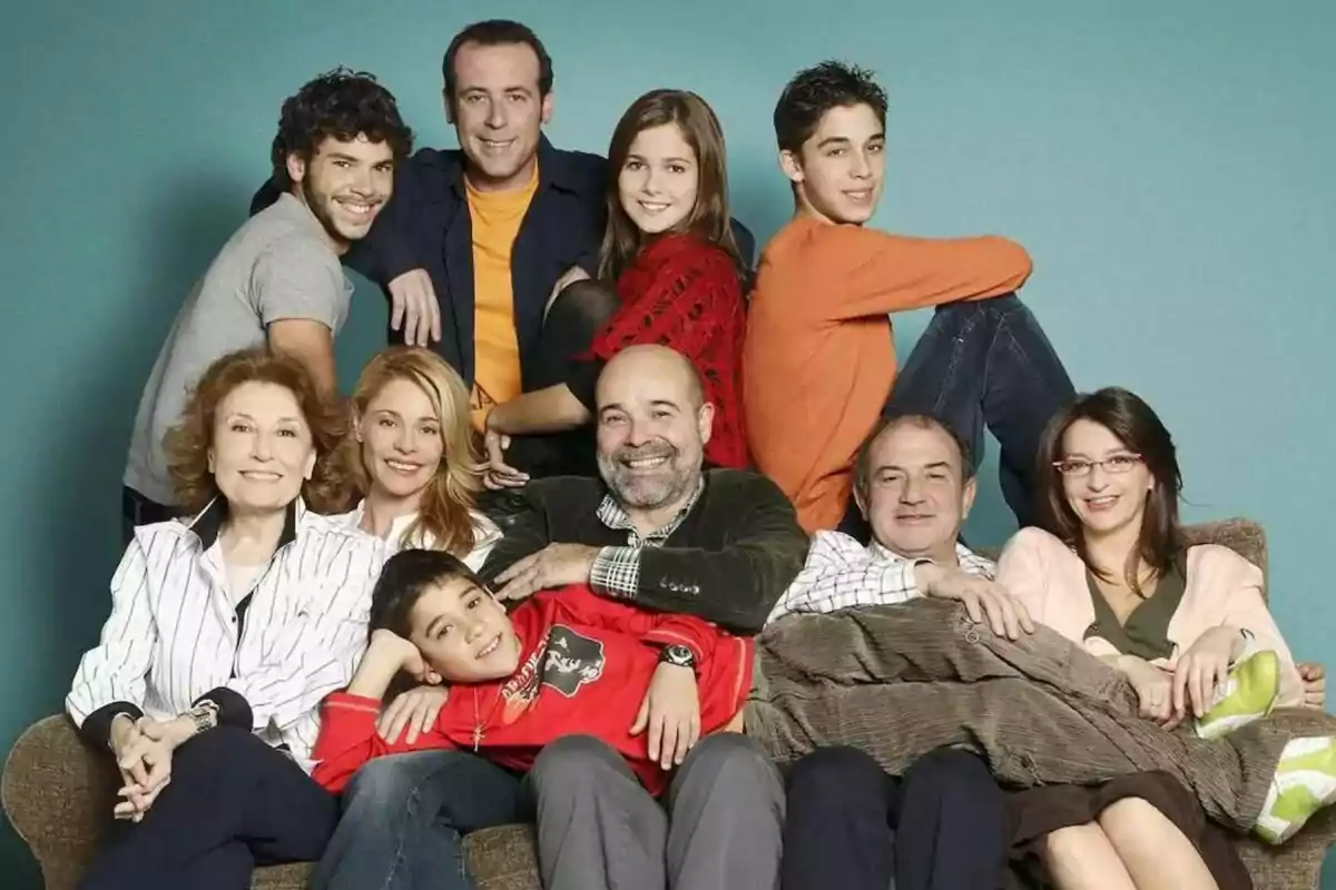 Captura de 'Los Serrano' amb els personatges al sofà intentant fer una foto com Belén Rueda, Antonio Resines, Victor Elías, Natalia Sánchez o Goizalde Núñez