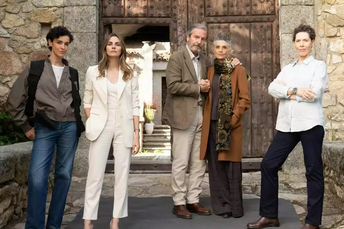 Ángela Molina, Pep Munné, Amaia Salamanca, Aitor Luna i Blanca Romero posen davant d'una porta de fusta antiga, dues d'elles estan abraçades, mentre que les altres tres estan dretes amb expressions serioses en el rodatge de Pura Sangre.