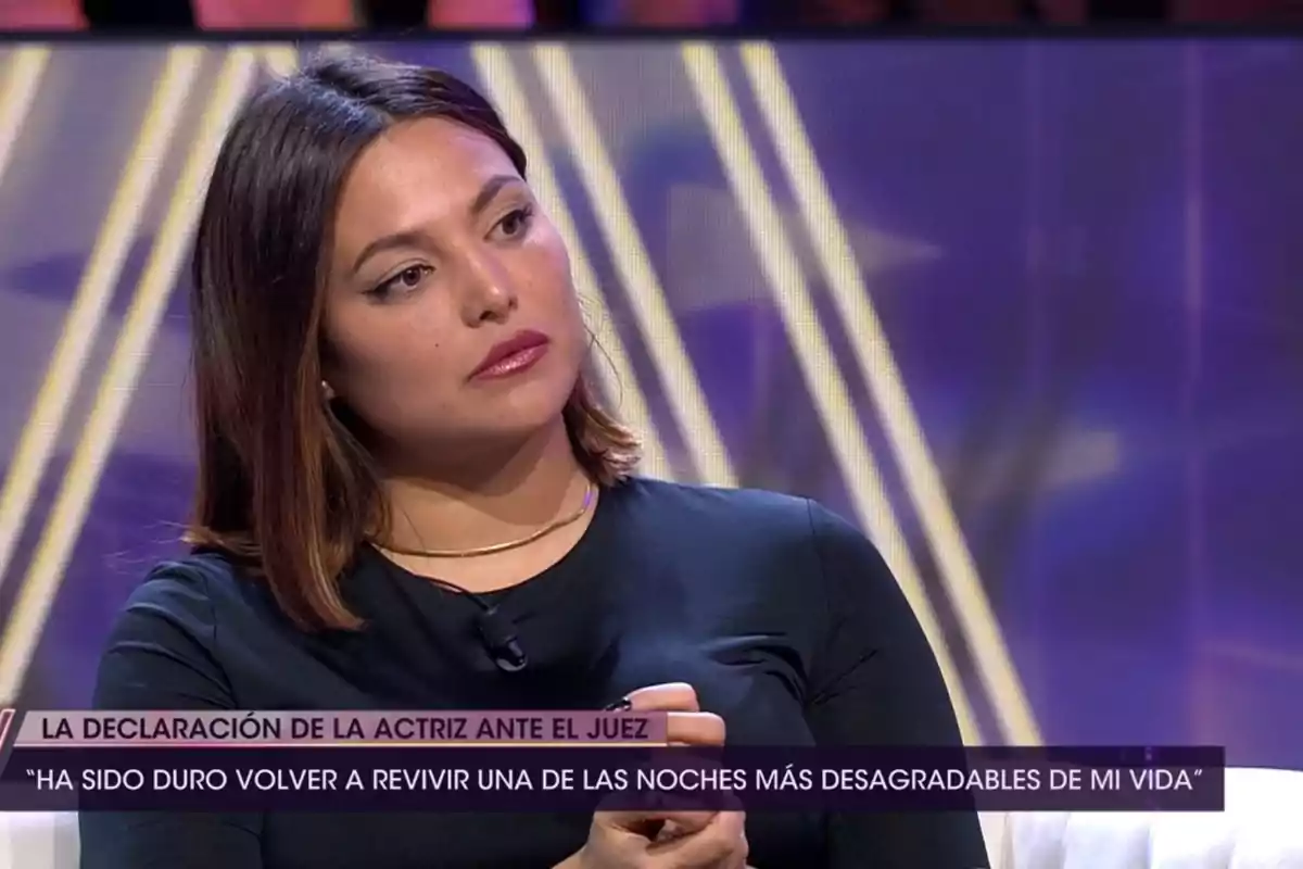 Elisa Mouliaá, amb expressió seriosa, està asseguda al plató de televisió de '¡De Viernes!'