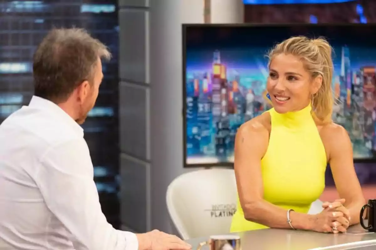 Elsa Pataky amb vestit groc somriu mentre conversa amb Pablo Motos a 'El Hormiguero'. Elsa Pataky amb vestit groc somriu mentre conversa amb Pablo Motos a 'El Hormiguero'.