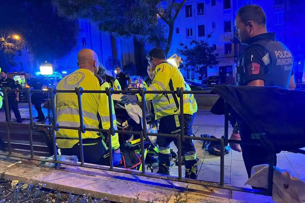 Serveis d'emergències atenent un pacient en una llitera al carrer