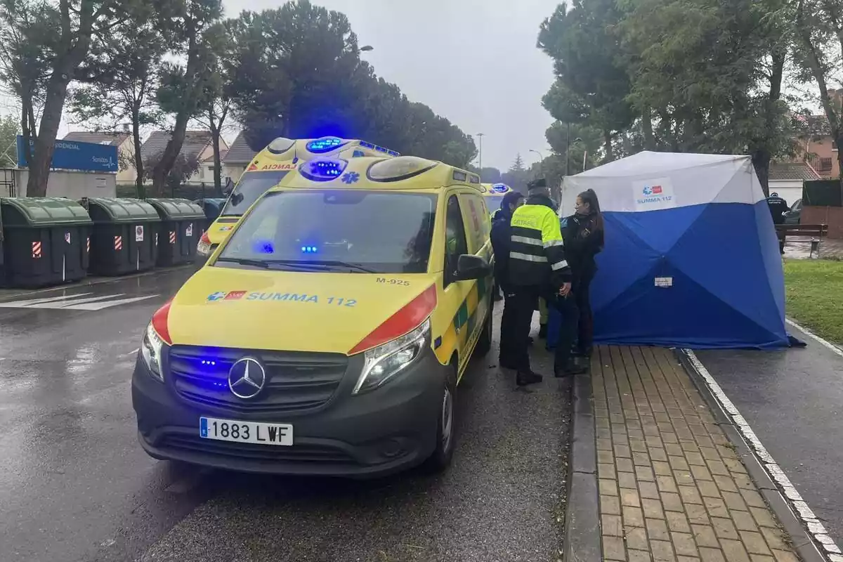 Una ambulància del Summa 112 de Madrid actuant en un succés que va tenir lloc ahir, dissabte 4 de novembre de 2023, a Getafe (Madrid)