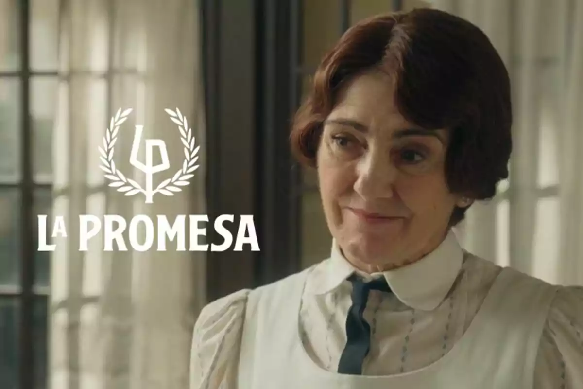 Arantxa Aranguren gran amb uniforme d'època apareix al costat del logotip de "La Promesa" en un entorn interior il·luminat.