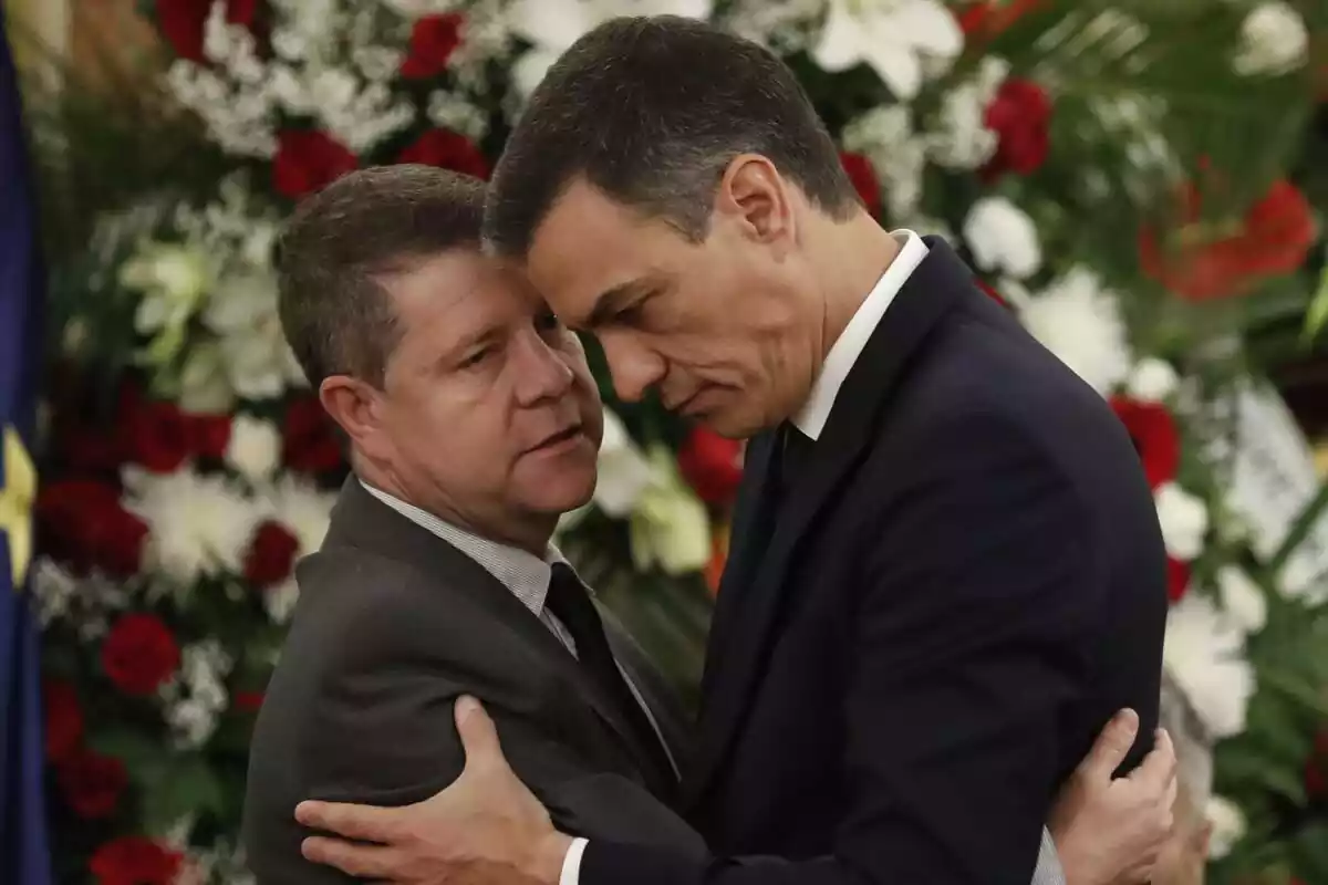 Pedro Sánchez i Emiliano García Page abraçats durant un funeral