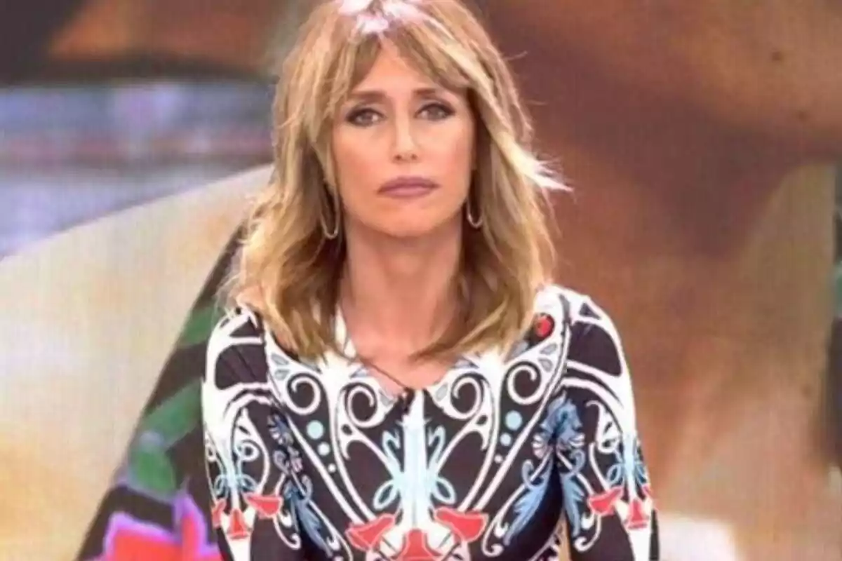 Emma García amb expressió seria mirant cap a la càmera en un programa de televisió