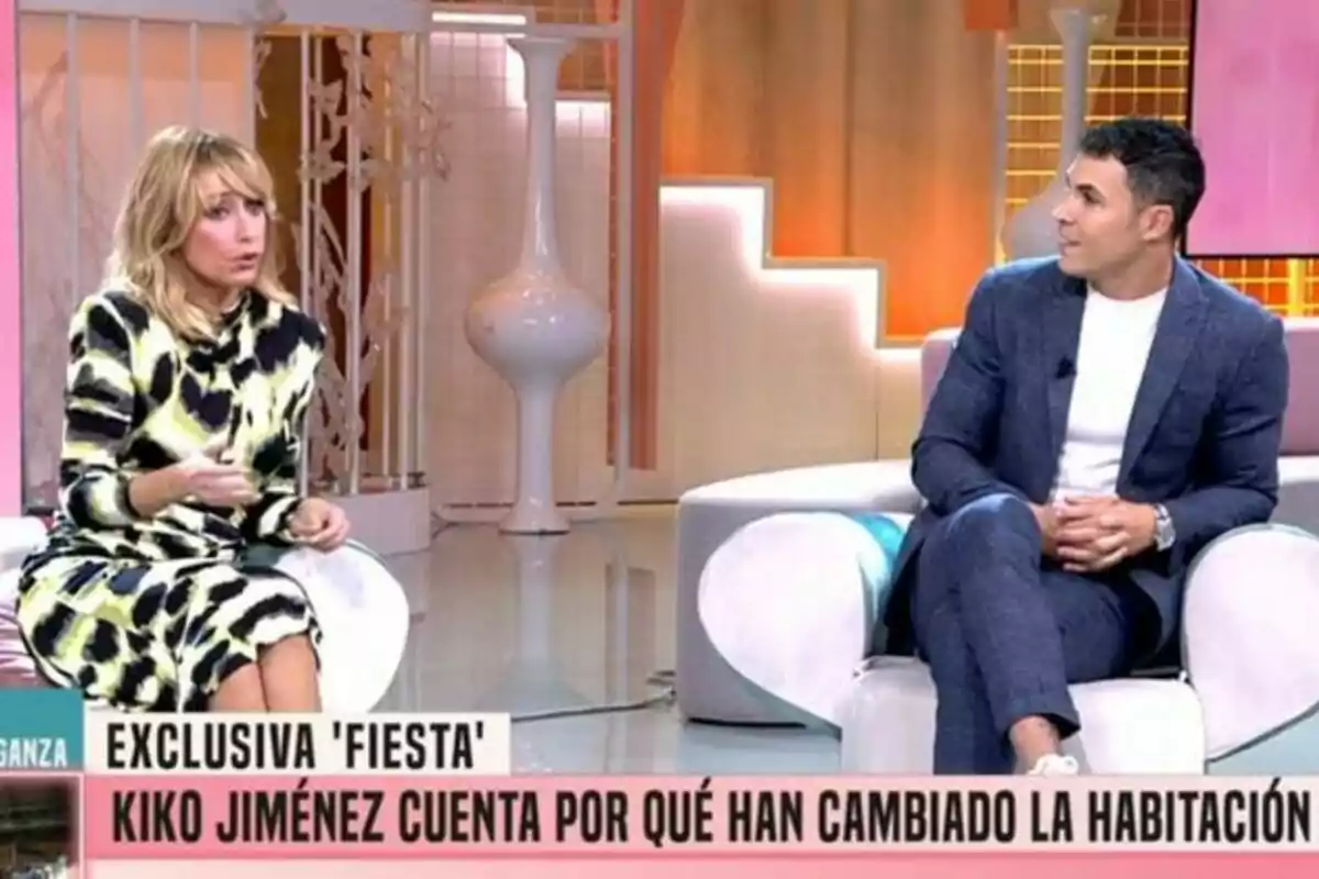 Emma García i Kiko Jiménez assegudes en un set de televisió durant una entrevista al programa 