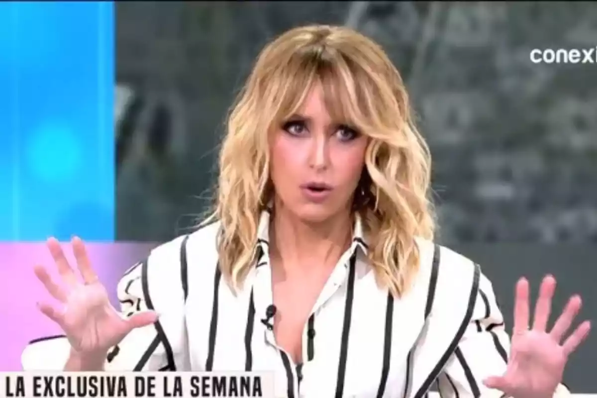 Emma García, amb cabell ros i vestint una camisa de ratlles blanques i negres, amb un gest expressiu a 'Fiesta'.