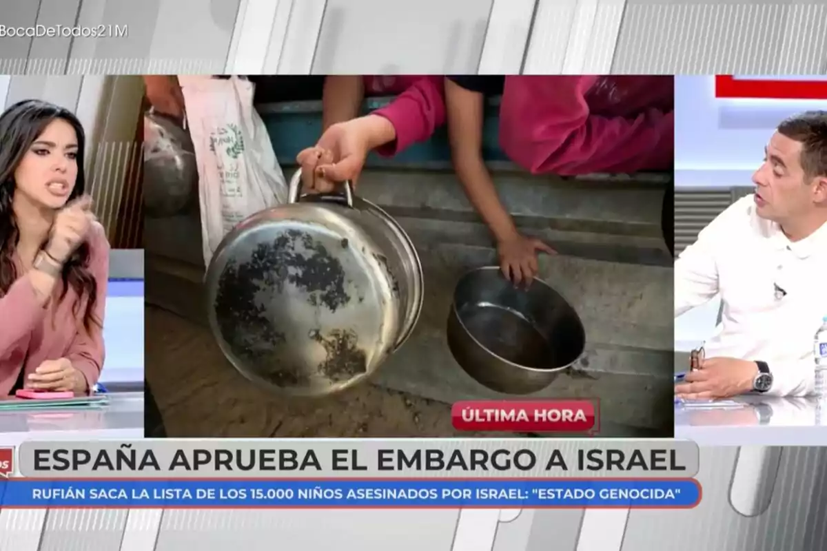 'En boca de tots' discute temes relacionats amb un embargament a Israel mentre es mostra una imatge de persones sostenint olles buides. Al costat, Sarah Santaolalla amb cabell castany, jaqueta rosa i actitud d'enfadament. A la dreta, Antonio Naranjo amb camisa blanca. 'En boca de tots' discute temes relacionats amb un embargament a Israel mentre es mostra una imatge de persones sostenint olles buides. Al costat, Sarah Santaolalla amb cabell castany, jaqueta rosa i actitud d'enfadament. A la dreta, Antonio Naranjo amb camisa blanca.