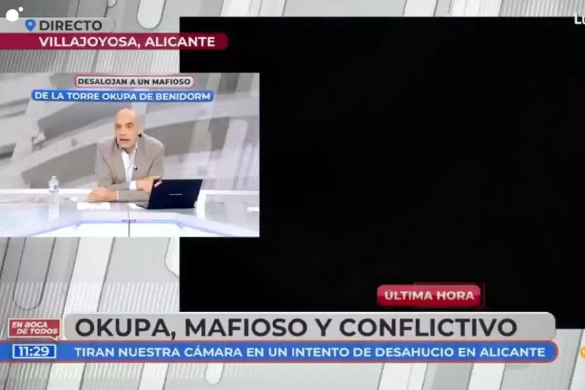 Nacho Abad és en un estudi parlant sobre un desallotjament a la Vila Joiosa, Alacant, mentre a la pantalla es mostra un missatge d'última hora sobre un intent de desnonament a Benidorm. Nacho Abad és en un estudi parlant sobre un desallotjament a la Vila Joiosa, Alacant, mentre a la pantalla es mostra un missatge d'última hora sobre un intent de desnonament a Benidorm.