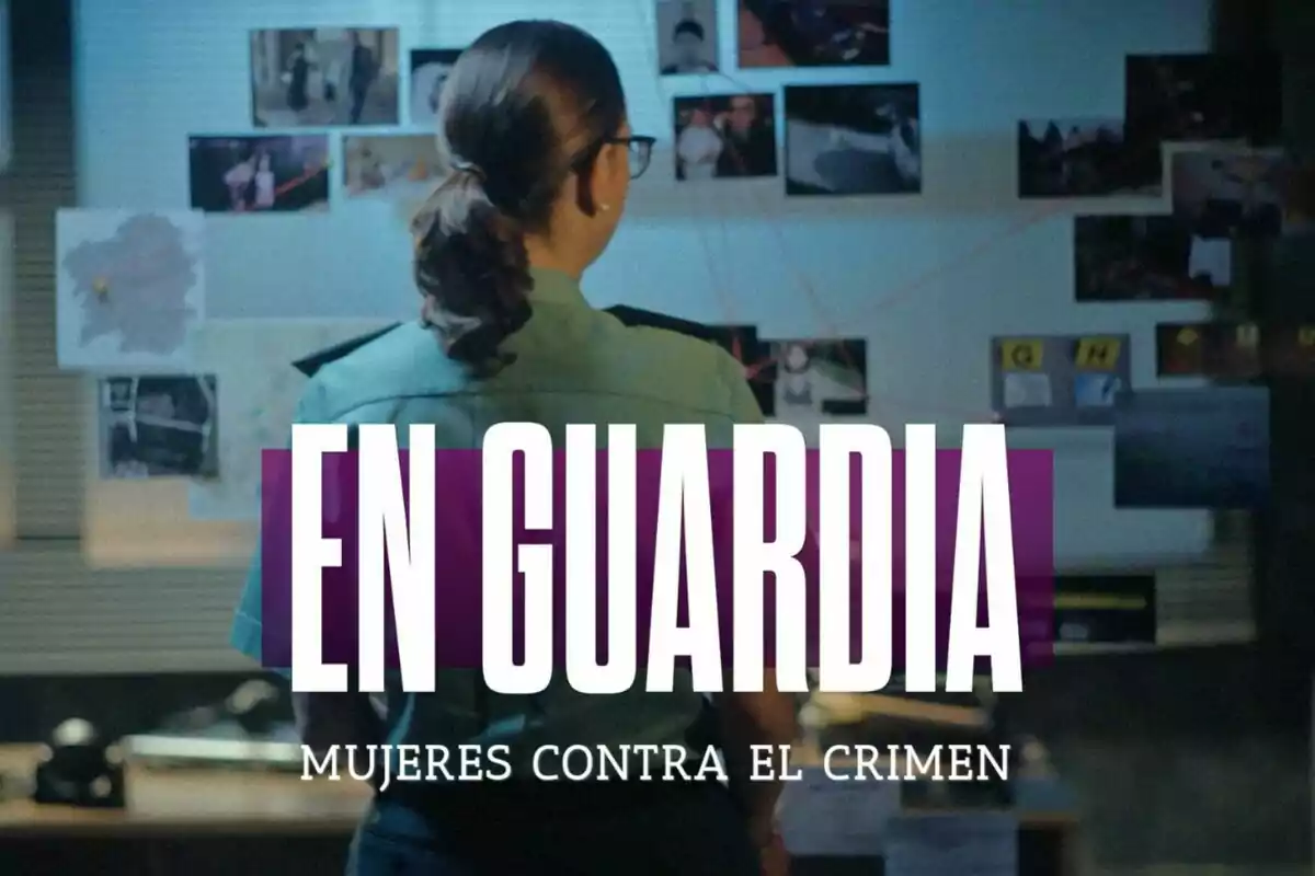 Una mujer de espaldas observa un tablero lleno de fotos y notas, con el texto "En Guardia: Mujeres contra el crimen" en primer plano.