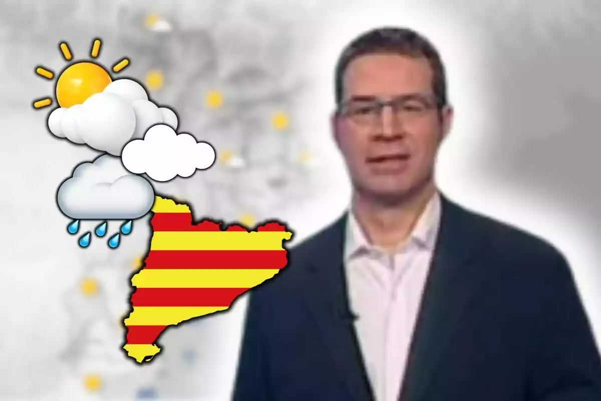 Un home amb ulleres i vestit fosc presenta el pronòstic del temps amb un mapa de Catalunya i símbols meteorològics de sol, núvols i pluja.