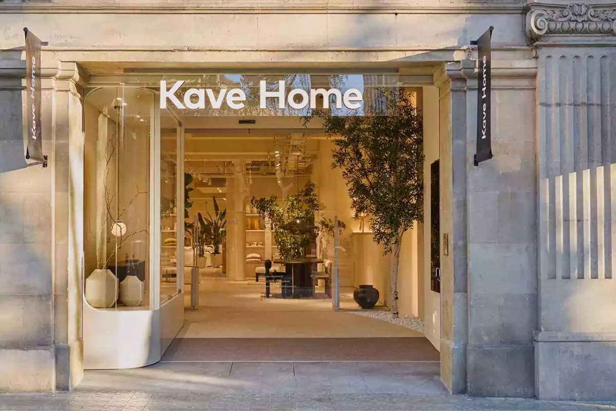 Entrada de la botiga Kave Home, a Barcelona, amb llum natural entrant per la porta