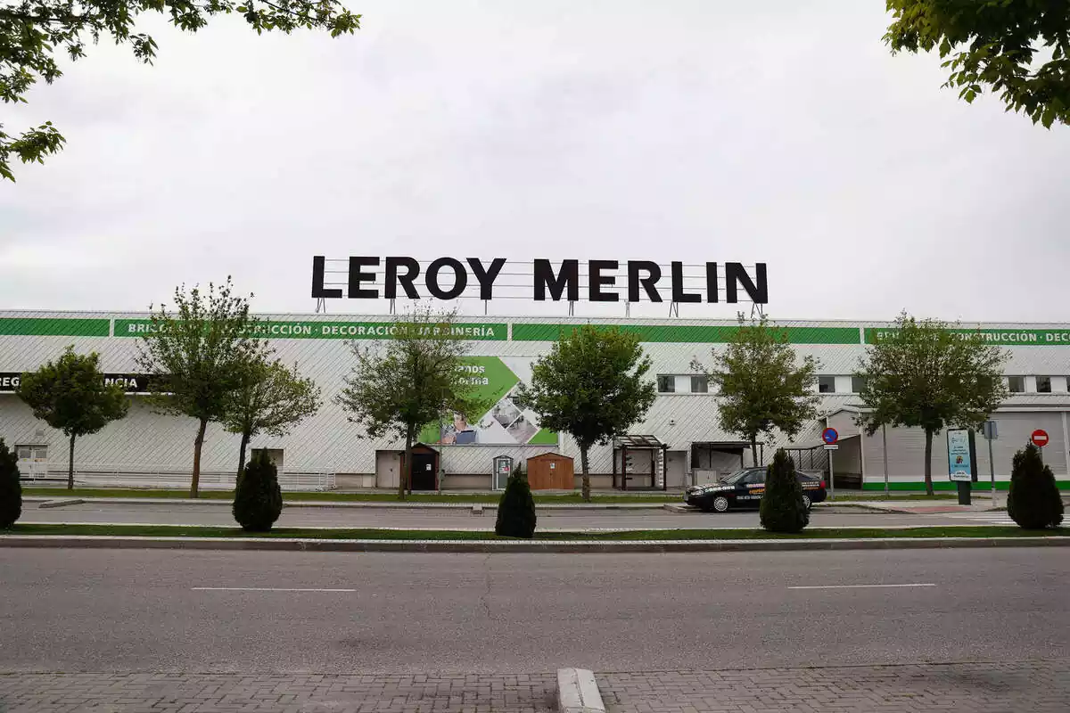 Exterior de una tienda de Leroy Merlin