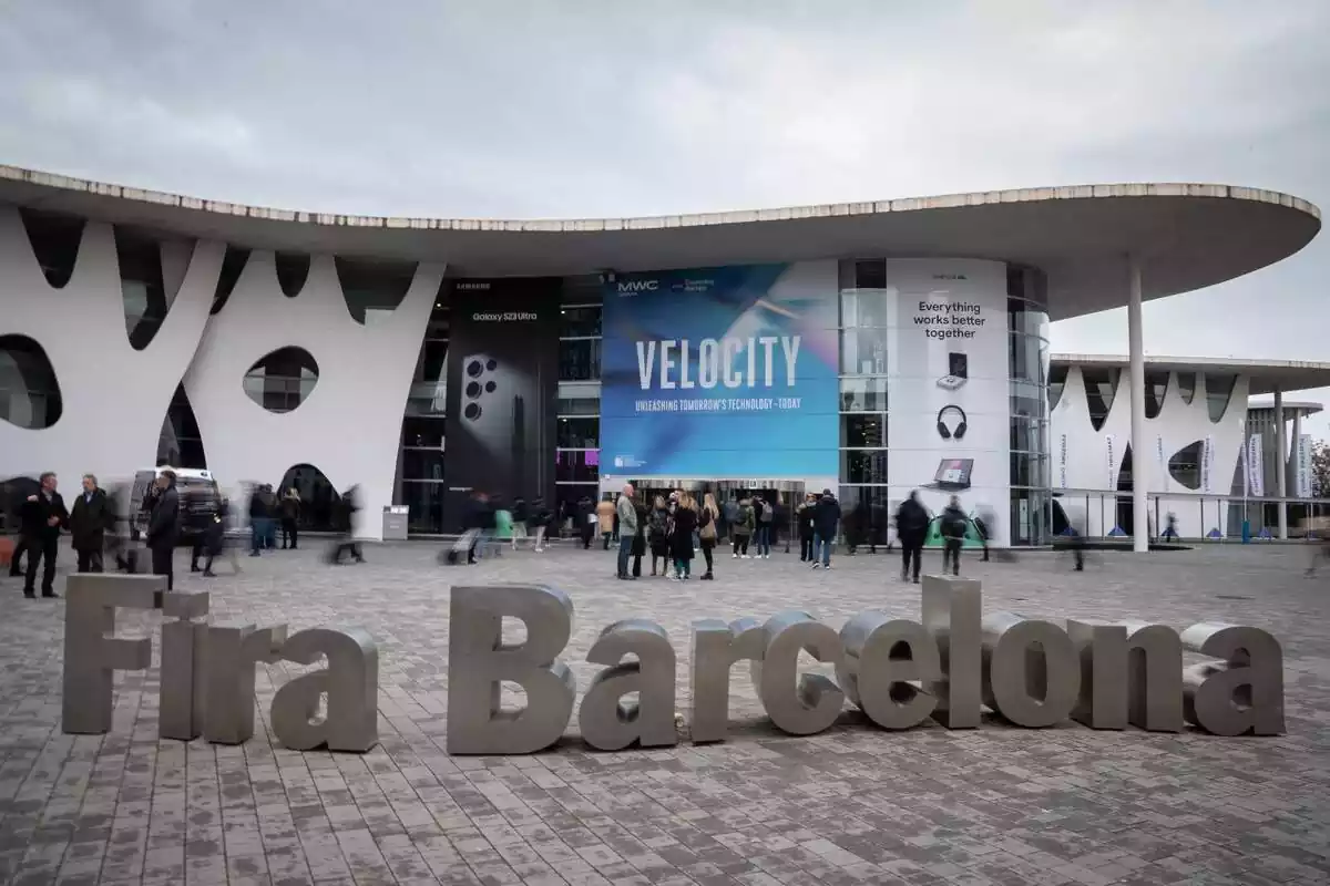 Entrada al Mobile World Congress a la Fira de Barcelona amb gent esperant fora