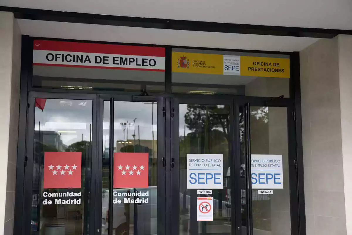 Entrada d'una oficina d'ocupació a la Comunitat de Madrid amb rètols del SEPE i del Ministeri de Treball i Economia Social. Entrada d'una oficina d'ocupació a la Comunitat de Madrid amb rètols del SEPE i del Ministeri de Treball i Economia Social.