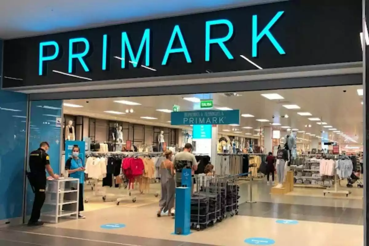Entrada d´una botiga Primark amb persones entrant i sortint, i un guàrdia de seguretat al´entrada. Entrada d´una botiga Primark amb persones entrant i sortint, i un guàrdia de seguretat al´entrada.