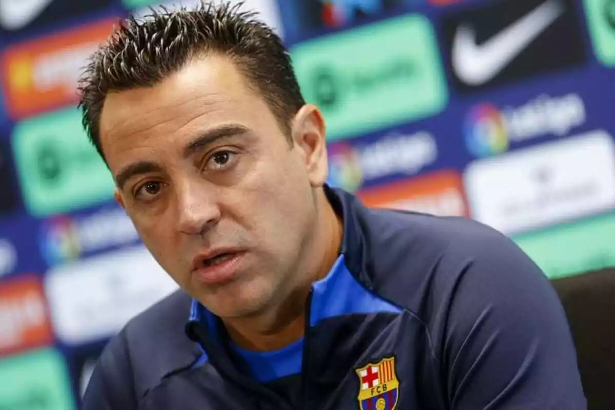 Entrenador del Barça, Xavi, en una roda de premsa amb expressió seriosa