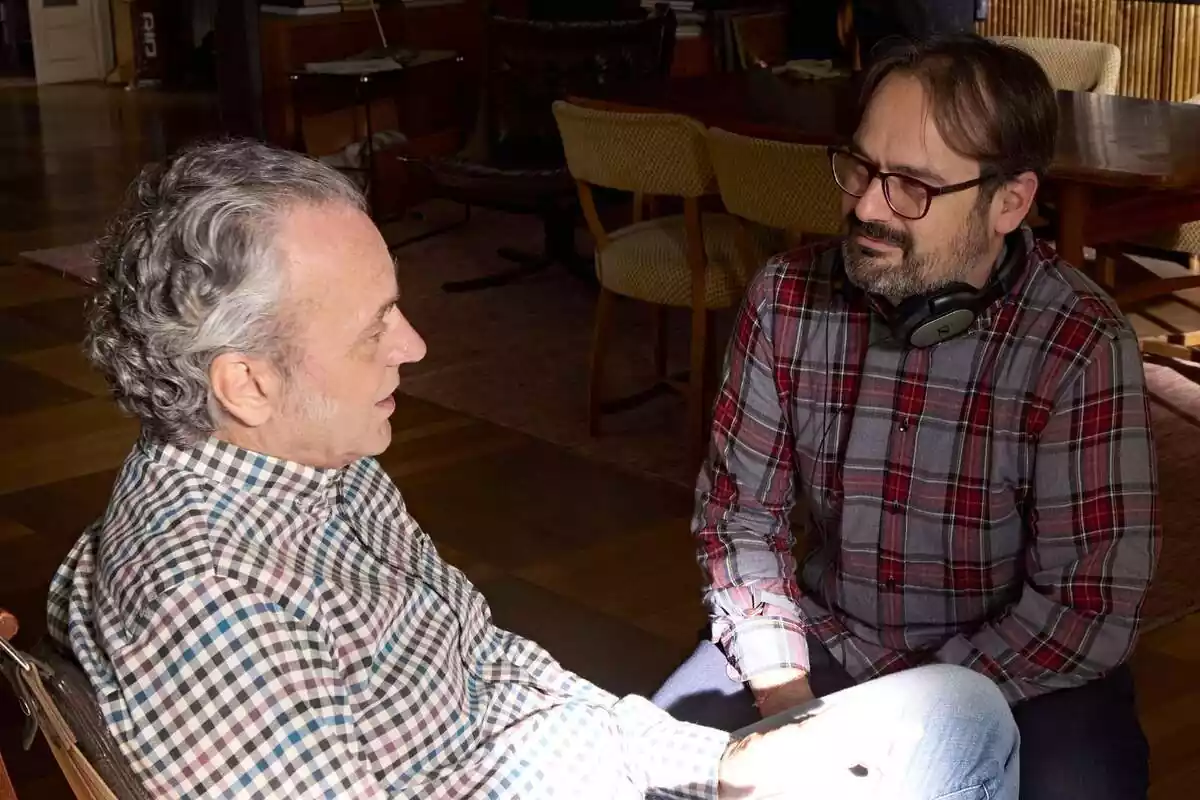 Fotografia de José Coronado amb David Bermejo al final del rodatge de la quarta temporada d'Entrevies