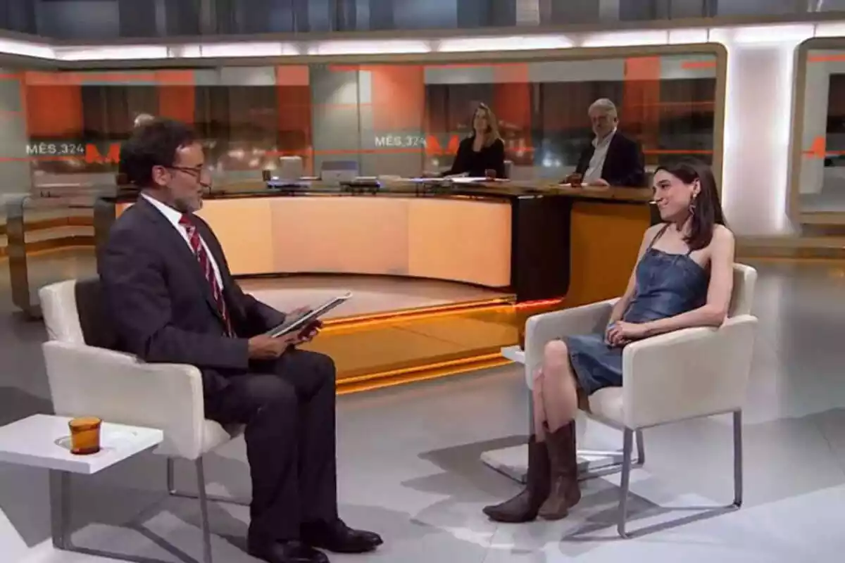 Captura d'un plató de TV3 amb el periodista Xavier Grasset entrevistant l'escriptora Juana Dolores
