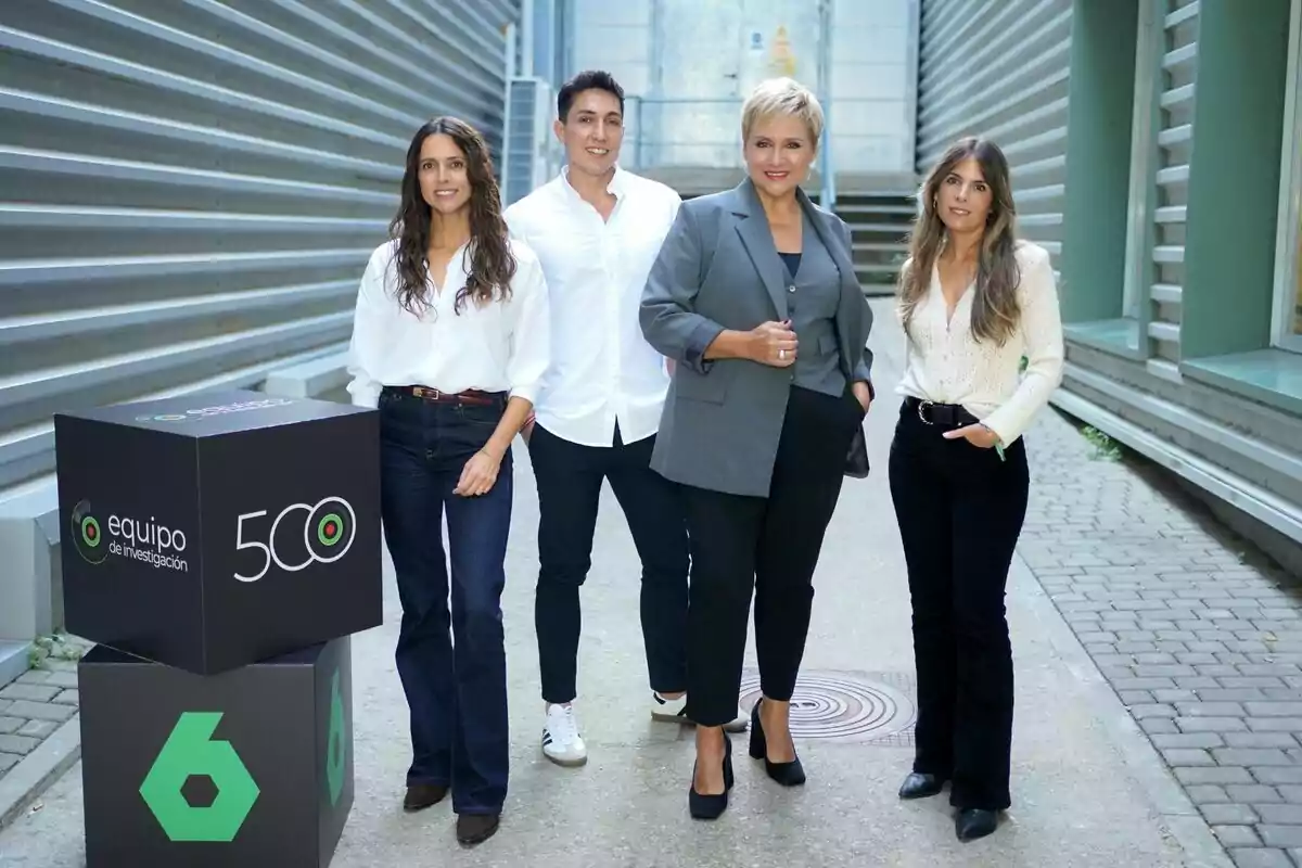 Guadalupe Dominguez, Bérnar Giménez, Gloria Serra i Rocío Lamaposando amb cubs amb logotips d'