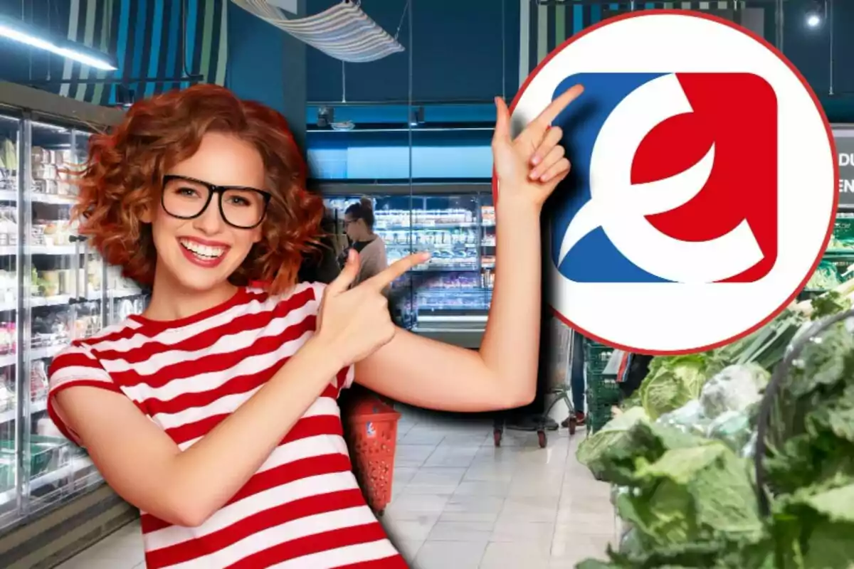 Una mujer sonriente con gafas y camiseta de rayas rojas y blancas señala un logotipo circular en un supermercado.