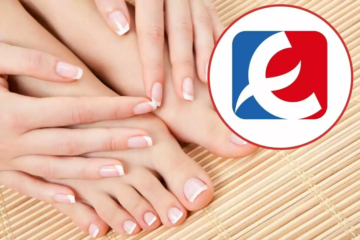 Mans i peus amb manicura francesa sobre una superfície de bambú al costat d'un logotip circular.