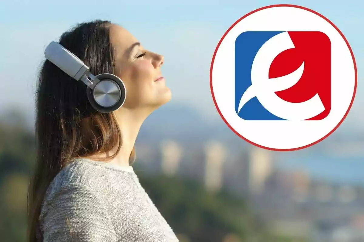 Mujer disfrutando de música con auriculares al aire libre junto a un logotipo en un círculo.