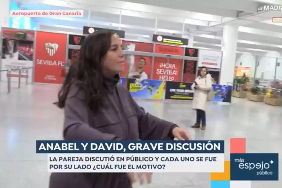 Anabel Pantoja está en el aeropuerto de Gran Canaria mientras un rótulo en la imagen menciona una discusión pública entre Anabel y David. Captura de 'Espejo Público' Anabel Pantoja está en el aeropuerto de Gran Canaria mientras un rótulo en la imagen menciona una discusión pública entre Anabel y David. Captura de 'Espejo Público'