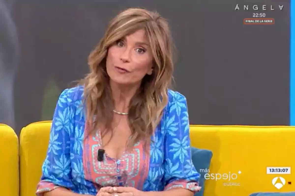Gema López amb un vestit blau amb estampat floral asseguda en un sofà groc durant un programa de televisió. Captura de 'Espejo Público'. Gema López amb un vestit blau amb estampat floral asseguda en un sofà groc durant un programa de televisió. Captura de 'Espejo Público'.