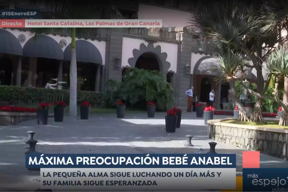 Imatge de l'Hotel Santa Catalina a Las Palmas de Gran Canària amb un titular que esmenta preocupació pel nadó Anabel i un missatge d'esperança per a la família. Captura d''Espejo Público'