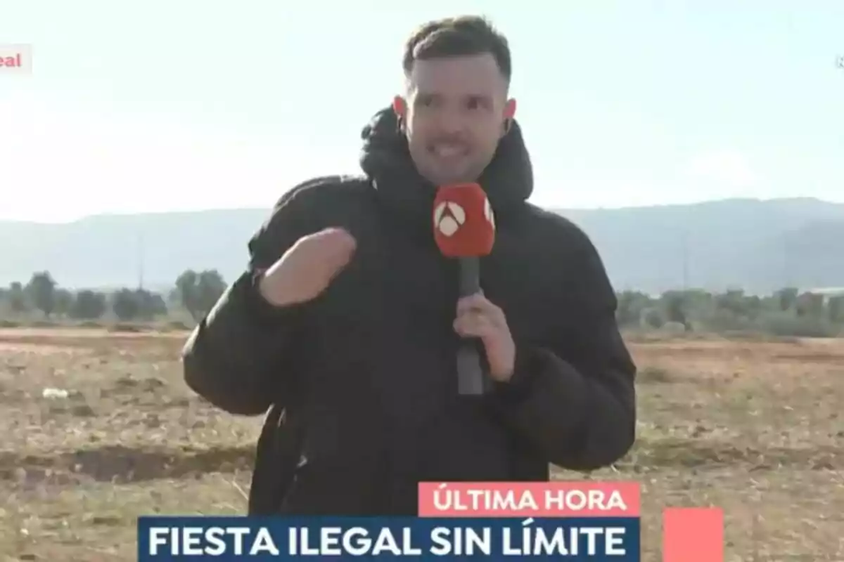 Un reportero de Espejo Público con un micrófono de Antena 3 está en un campo abierto informando sobre una fiesta ilegal sin límite.