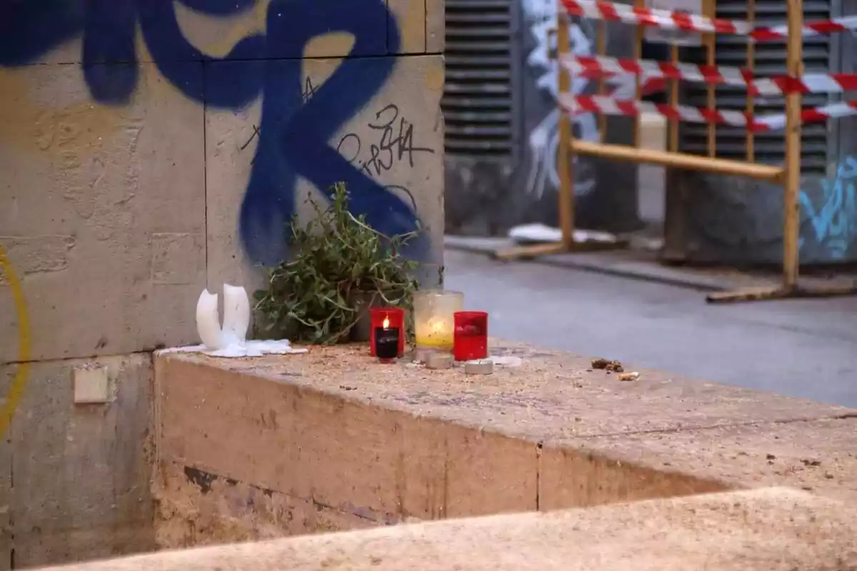 Imatge de l'altar a la noia morta per la palmera de Barcelona