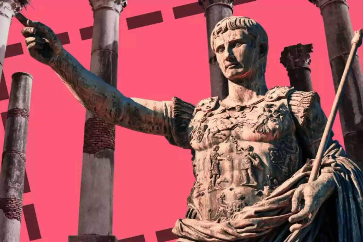 Una estatua del emperador romano Augusto con armadura detallada y un brazo extendido frente a un fondo rosa con columnas antiguas.