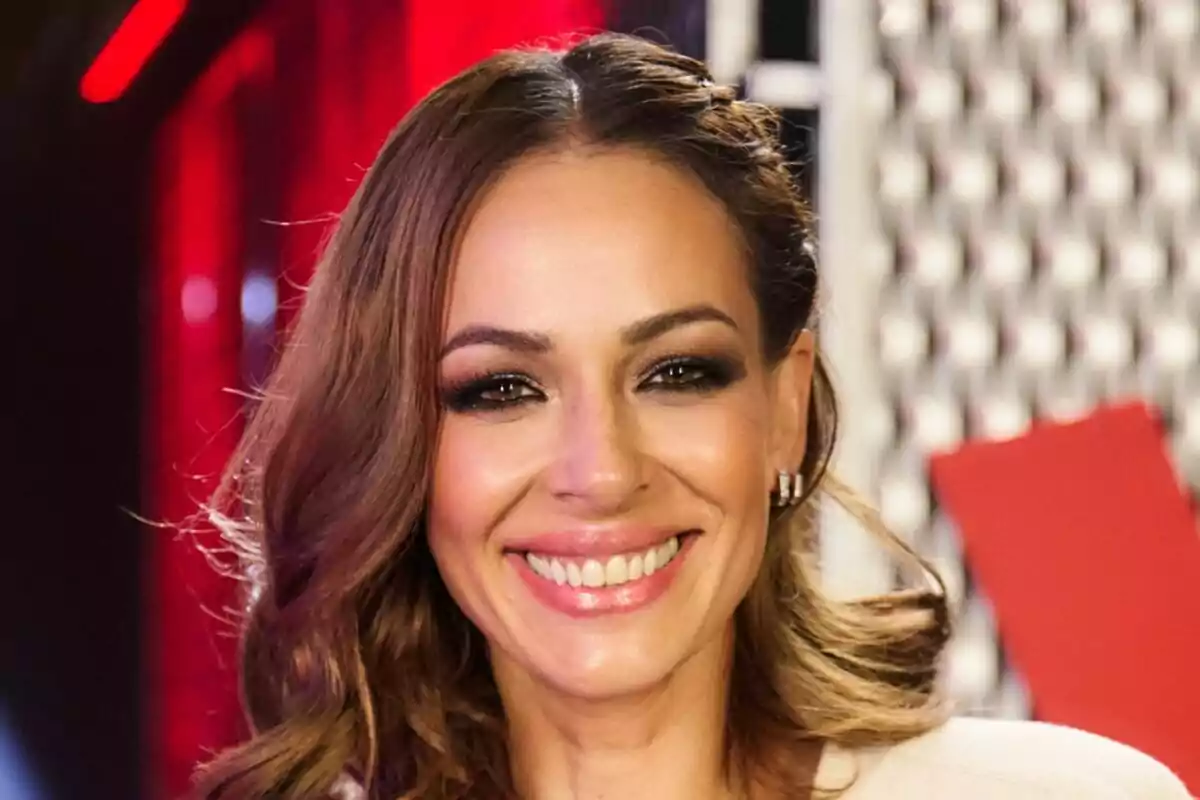 Eva González somrient amb fons vermell i negre a La Voz Kids.