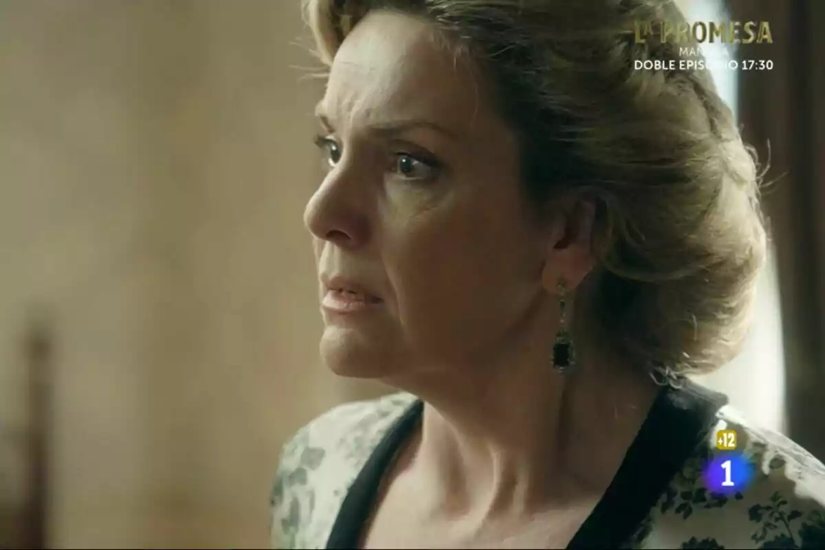 Eva Martín amb expressió seriosa i preocupada mirant cap a un costat en un ambient interior a La Promesa. Eva Martín amb expressió seriosa i preocupada mirant cap a un costat en un ambient interior a La Promesa.