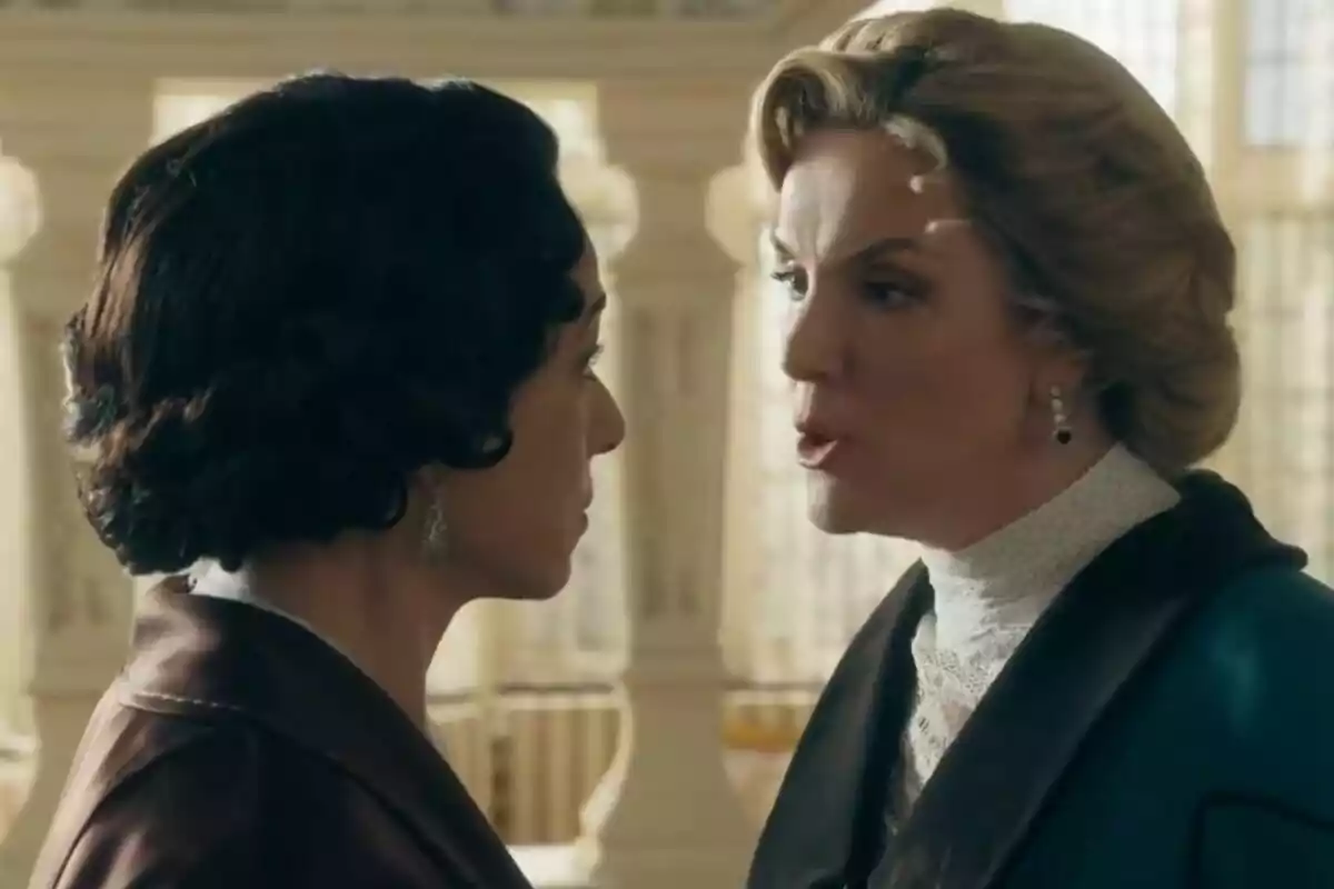 Dues dones vestides d'època -una d'elles és l'actriu Eva Martín- conversen intensament en un interior elegant que pertany al set de gravació de la sèrie 'La Promesa'. Dues dones vestides d'època -una d'elles és l'actriu Eva Martín- conversen intensament en un interior elegant que pertany al set de gravació de la sèrie 'La Promesa'.