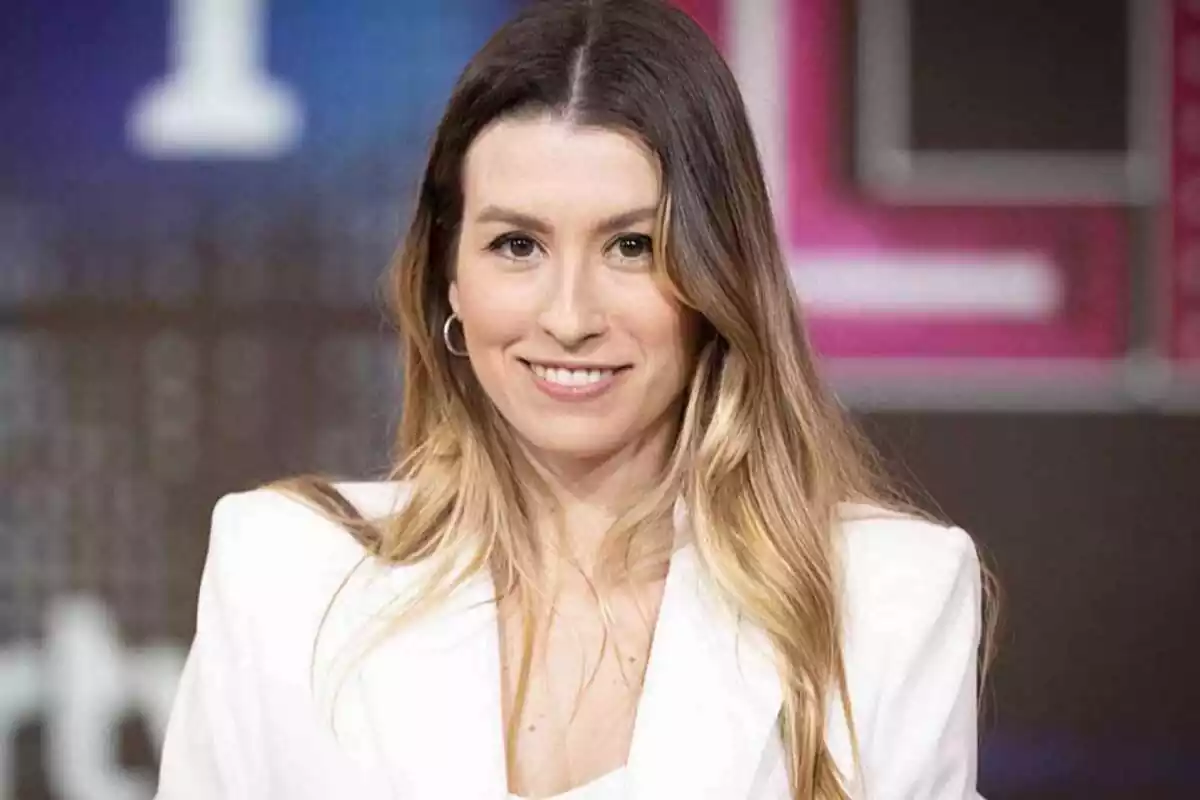 Imatge primer pla d'Eva Soriano somrient a la càmera, porta un traje blanc i el cabell llis Imatge primer pla d'Eva Soriano somrient a la càmera, porta un traje blanc i el cabell llis