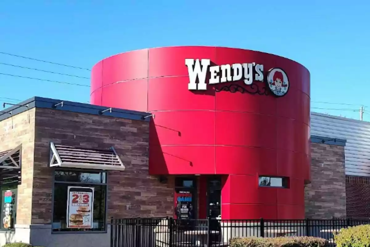Wendy's, un restaurante de comida rápida con un diseño moderno y un letrero grande en la fachada en Estados Unidos. Wendy's, un restaurante de comida rápida con un diseño moderno y un letrero grande en la fachada en Estados Unidos.