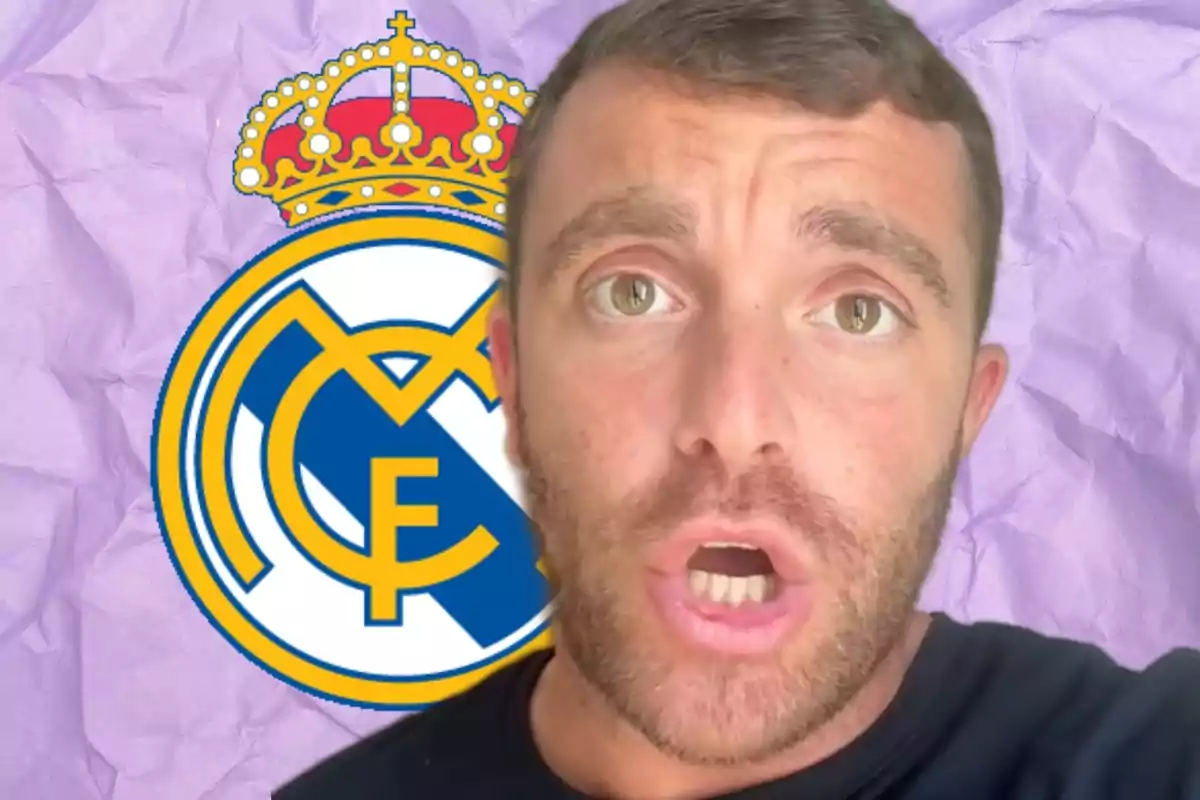 Home de cabells curts amb barba davant de l’escut del Reial Madrid sobre un fons morat arrugat