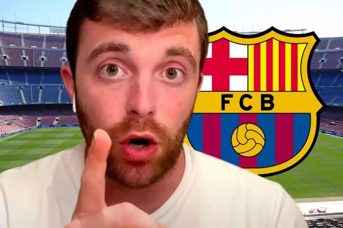Fabrizio Romano amb el dit aixecat al costat d´un escut del FC Barcelona
