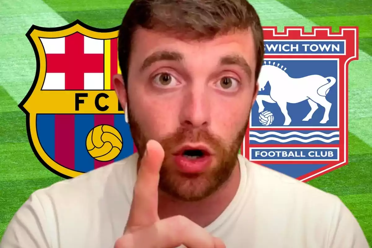 Un home amb barba i auriculars assenyala amb el dit davant els escuts del FC Barcelona i l'Ipswich Town Football Club.