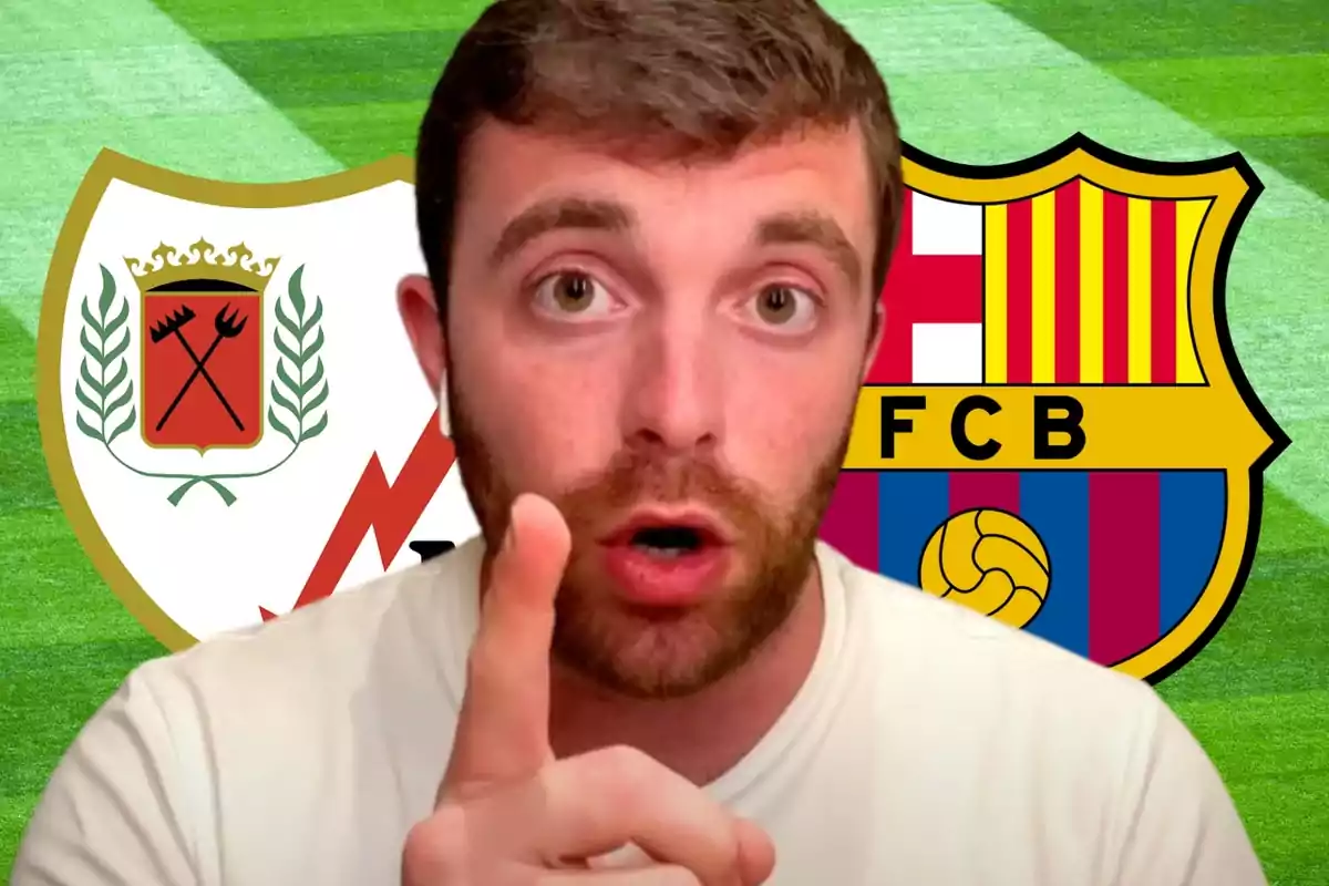 Un home amb barba i samarreta blanca assenyala amb el dit índex cap a la càmera, amb els escuts dels equips de futbol Rayo Vallecano i FC Barcelona de fons.